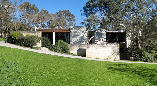 Heide II with pale masonry walls, lawn and mature trees